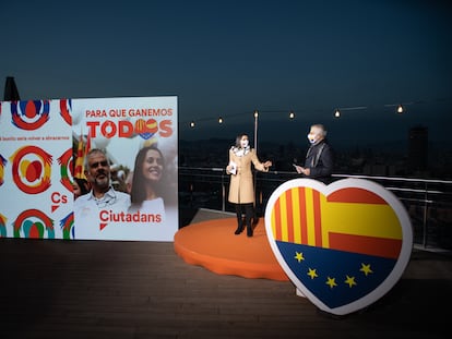 La presidenta de Ciudadanos, Inés Arrimadas, y el candidato de Cs a la Presidencia de la Generalitat, Carlos Carrizosa, en el acto de inicio de la campaña electoral para los comicios del 14 de febrero, en Barcelona.