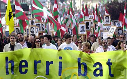 Cabecera de una manifestación de Batasuna en San Juan de Luz (Francia), en marzo de 2002, a la que asistieron unas 5.000 personas.