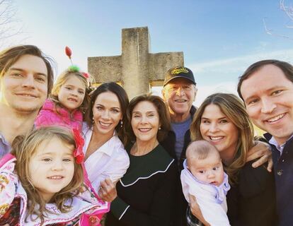 La familia Bush ha posado en esta fotografía para felicitar las fiestas. "Nuestra familia les desea feliz Navidad. Esperemos que tengan amor y luz en este día y siempre", ha escrito una de las hijas del expresidente de Estados Unidos.