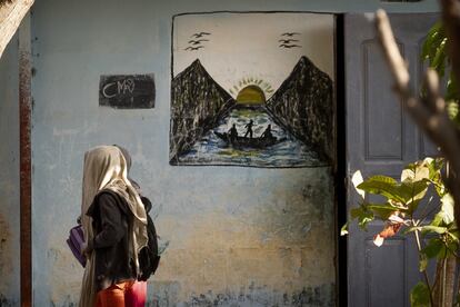 La primera escuela creada por el Ayuntamiento de Saint Louis tras la época colonial se ubica en Darou. El centro Nalla Ndiaye cuenta con 954 alumnos entre 7 y 14 años y apenas 13 profesores. En algunas clases se concentran hasta 80 estudiantes y solo hay siete baños para todos. Ante la falta de fondos públicos, el director sostiene que tiene que pagar la limpieza de las instalaciones de su bolsillo.