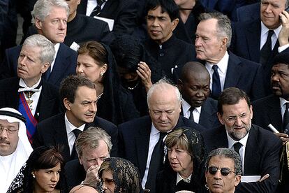 Rodrguez Zapatero aparece en el centro de la foto junto a Moratinos y Rajoy. Detrs, Bush padre y Clinton.