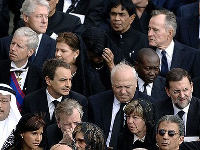 Rodríguez Zapatero aparece en el centro de la foto junto a Moratinos y Rajoy. Detrás, Bush padre y Clinton.