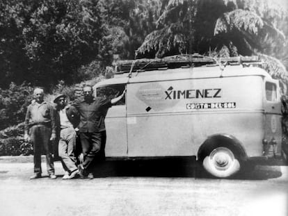 Francisco Jiménez (a la derecha), fundador de la empresa Iluminaciones Ximénez, y dos de los trabajadores junto a la furgoneta original de la compañía, que aún se conserva en su sede. |