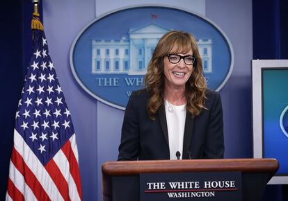 Allison Janney dando una rueda de prensa en la Casa Blanca.