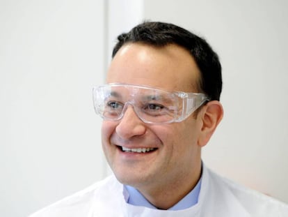 El primer ministro irlandes, Leo Varadkar, en la visita a un laboratorio de virología de Dublín el 18 de marzo.