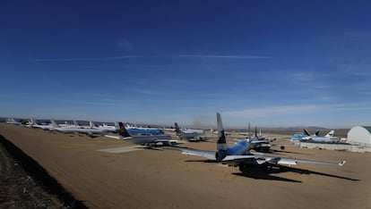 El Aeropuerto de Teruel tiene una extensión de 80 hectáreas y está rodeado por kilómetros de terreno agrícola. En la foto: los aviones estacionados.