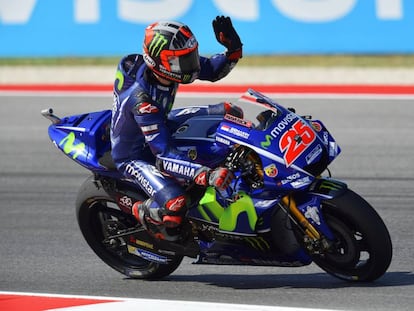 Maverick Viñales saluda a la afición en el circuito de Misano.