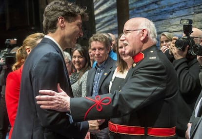 Justin Trudeau saluda en Broadway a vecinos de Gander, cuya historia inspira un musical.