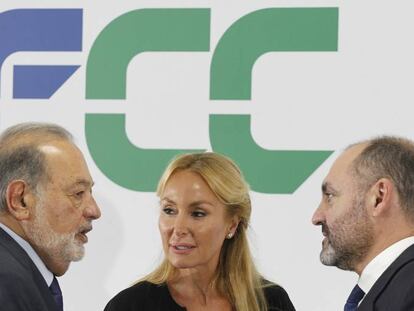 El magnate Carlos Slim, principal accionista de la empresa, dialoga con Esther Alcocer y Pablo Colio.