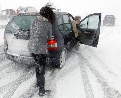 Varias mujeres salen de un coche tras quedar atrapados en la A-67 a la altura de Lantueno (Cantabria).