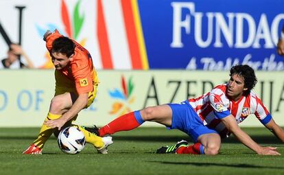 Messi trata de zafarse de Tiago.