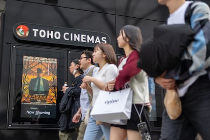Un cartel de la película 'Oppenheimer' en el Toho Cinemas del barrio Roppongi de Tokio.