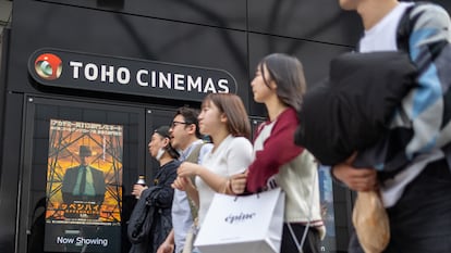 Un cartel de la película 'Oppenheimer' en el Toho Cinemas del barrio Roppongi de Tokio.