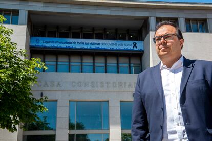 El alcalde de Leganés, Santiago Llorente, delante del lazo negro colocado en la fachada principal del Ayuntamiento.