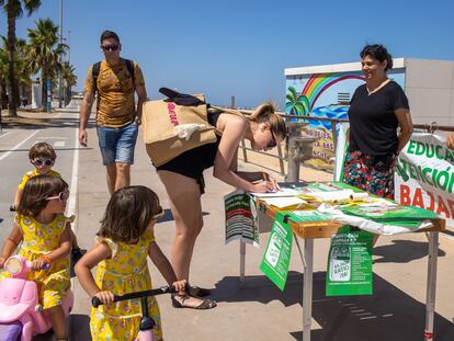 Recogida en una playa de Sanlúcar de firmas a contrarreloj de profesores y padres para que se regule por ley la bajada de la ratio en Andalucía.