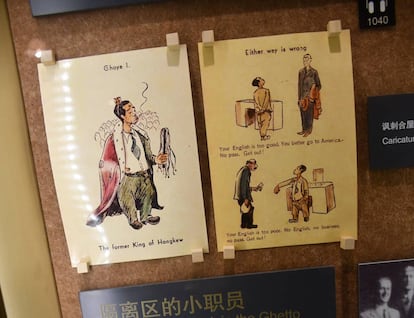 Caricaturas del jefe japonés Ghoya, cruel con los judíos y conocido por su trato atrabiliario. "Ghoya I, anterior rey de Hongkew", se lee a la izquierda. A la derecha, se muestra a dos refugiados judíos que piden asilo en Shanghái y son rechazados. "De cualquier manera, te equivocas. / Tu inglés es demasiado bueno. Mejor te vas a América. Pase rechazado. ¡Fuera! / Tu inglés es demasiado pobre. Sin inglés no hay negocio. Pase rechazado. ¡Fuera!"