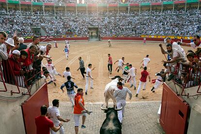 Entrada de la plaza de toros de Pamplona durante el primer encierro de San Fermín.