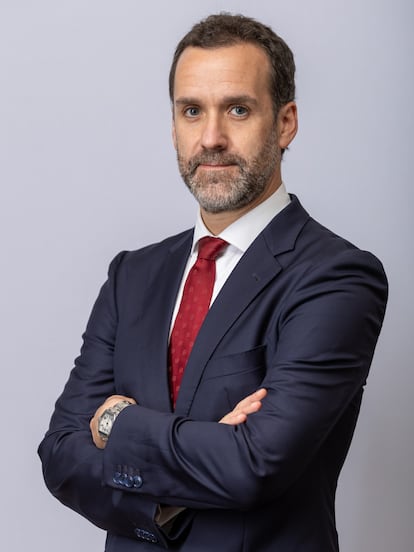 Jacobo Anes se suma a Anta Asset Management como director general. Con más de 20 años de experiencia directiva en el sector, hasta su incorporación era director de estrategia de ahorro-inversión en Unicaja Banco, antes Liberbank, entidad en la que se integró en 2008. Anteriormente desarrolló su carrera en Banif Banca Privada y en UBS Wealth Management. La firma ha anunciado también el fichaje de Federico Battaner como director de inversiones.