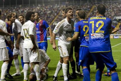 Los jugadores del Madrid y el Levante se encaran en la tangana que precedió a la expulsión de Khedira.