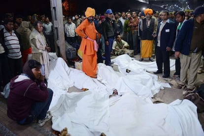 Al menos 10 personas murieron en la estampida. Unos 30 millones de personas se dieron cita en el FestivalKumbh Mela a orillas del río Ganges.