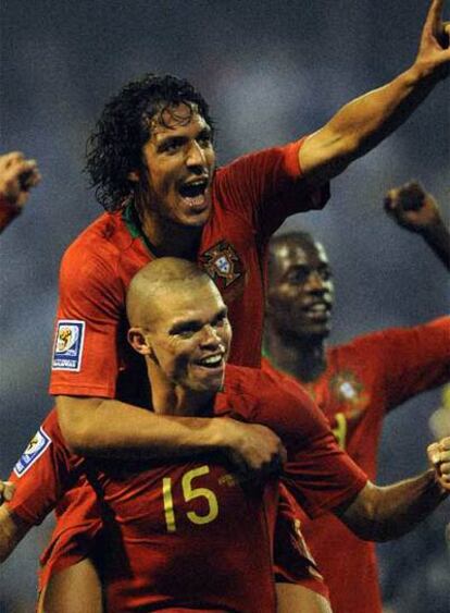 Pepe y Brumo Alves celebran la clasificación para el Mundial.