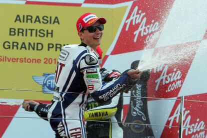 Jorge Lorenzo celebra su victoria en Silverstone.
