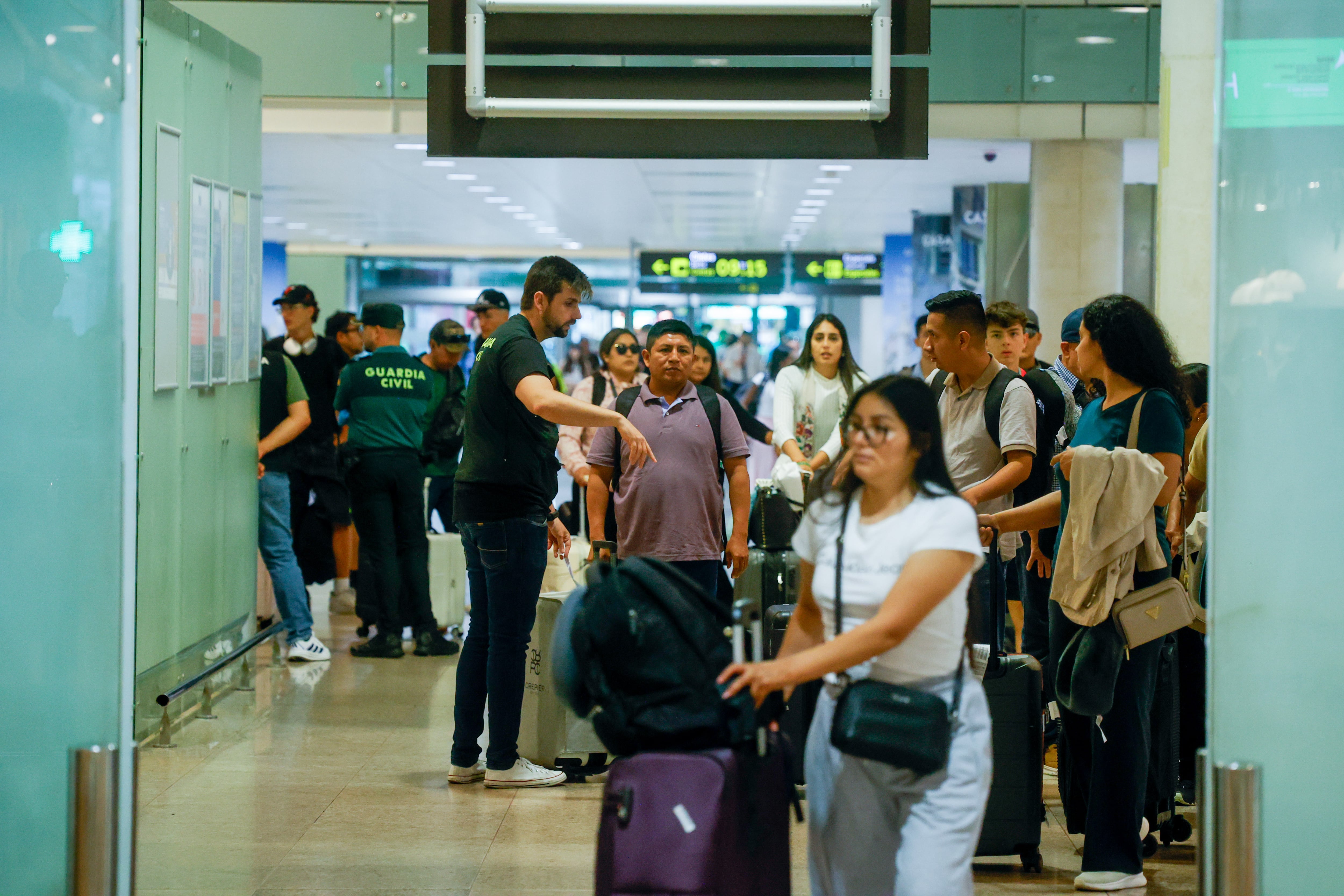 Última hora de la entrada de inmigrantes a Ceuta, en directo | Primeros controles a viajeros desde Italia: “A los que no tenían DNI les han llevado a otra sala para identificarles”