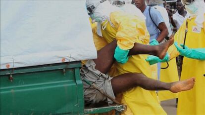 Captura de vdeo donde se muestra a personal sanitario introduciendo en una camioneta a un paciente de bola en cuarentena, que escap de un hospital de Monrovia (Liberia), que buscaba comida en un mercado cercano.