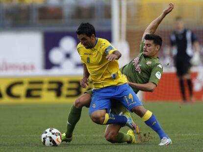 Culio protege el bal&oacute;n ante un rival del Sporting.