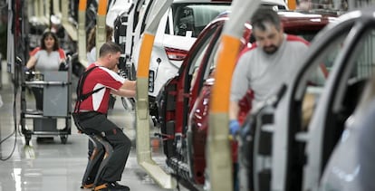 Cadena de montaje en una f&aacute;brica de autom&oacute;viles
 