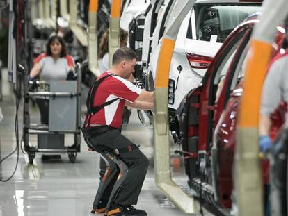 Cadena de montaje en una f&aacute;brica de autom&oacute;viles
 