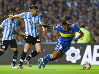 Emiliano Insúa, de Racing Club, disputa un balón con Sebastián Villa, de Boca Juniors, durante un partido de liga la temporada pasada.