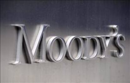 Moody's justificó la acción de hoy en su decisión de hace dos días de poner en perspectiva negativa para una posible rebaja la máxima nota "Aaa" (matrícula de honor) que otorga a la deuda soberana de Alemania, según detalló en un comunicado de prensa. EFE/Archivo