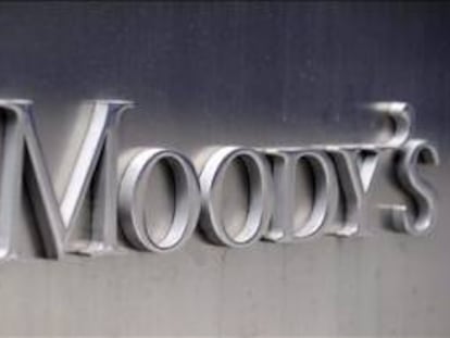 Moody's justificó la acción de hoy en su decisión de hace dos días de poner en perspectiva negativa para una posible rebaja la máxima nota "Aaa" (matrícula de honor) que otorga a la deuda soberana de Alemania, según detalló en un comunicado de prensa. EFE/Archivo