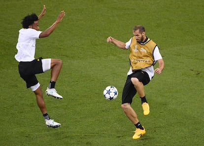 Los jugadores de la Juventus Juan Cuadrado y Giorgio Chiellini entrenan en el campo del Millennium Stadium.