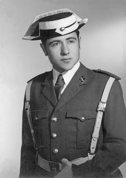 José Pino, padre de José María y Víctor Pino con uniforme de gala de la Guardia Civil.