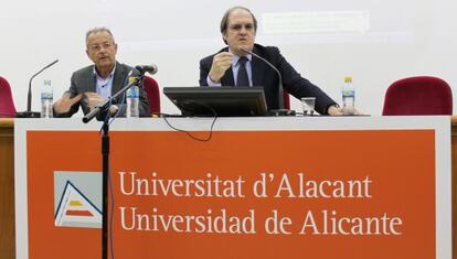 El exministro Ángel Gabilondo durante su conferencia en el campus de Alicante.