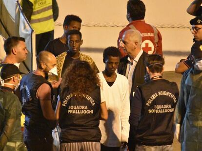 Menores inmigrantes no acompañados desembarcan del navío Diciotti de la Guardia Costera italiana en Catania, Sicilia.