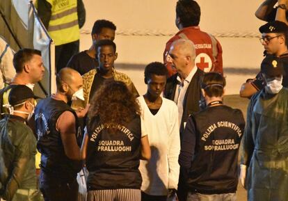 Menores inmigrantes no acompañados desembarcan del navío Diciotti de la Guardia Costera italiana en Catania, Sicilia.