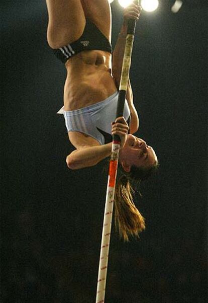 Isinbayeva, en el salto que le dio el récord.