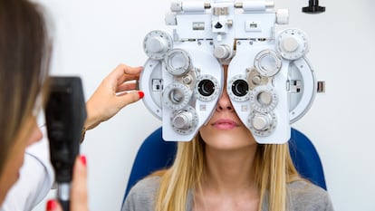 Una mujer en una revisión oftalmológica.