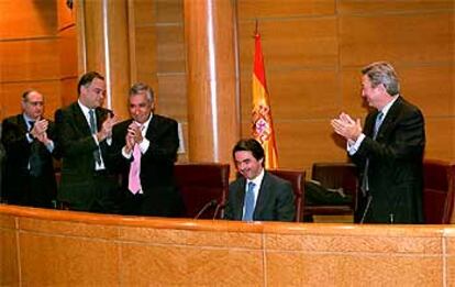De izquierda a derecha, de pie, Jorge Fernández Díaz, Esteban González Pons, Javier Arenas y Luis de Grandes. Sentado, José María Aznar.