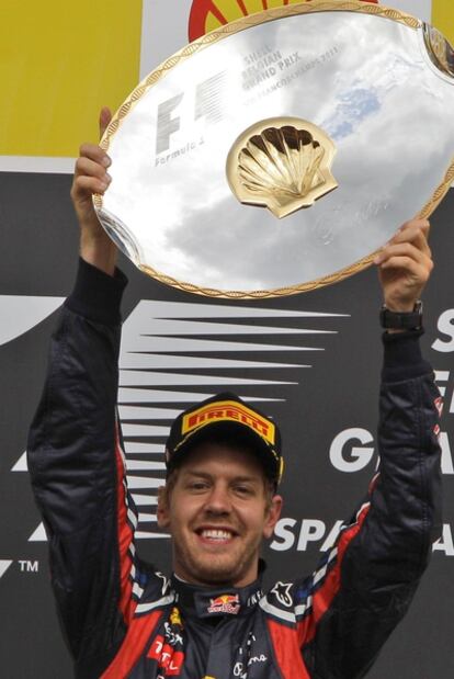 El ganador del del GP de Bélgica con su trofeo.