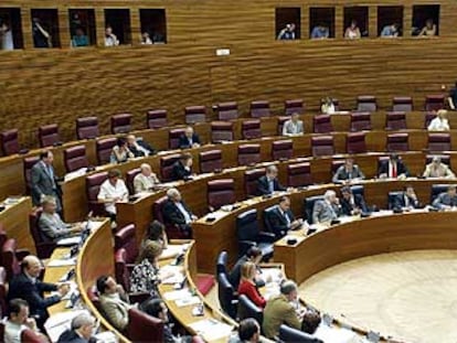 Una vista del hemiciclo de las Cortes, ayer, al iniciarse el pleno, con sólo 18 diputados en los bancos del PP, aparte del Consell.