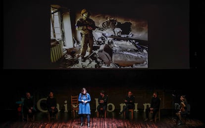 María Sahuquillo durante su participación en 'Historias de una guerra', un evento en el que periodistas de EL PAÍS compartieron su experiencia en el conflicto de Ucrania con los suscriptores.