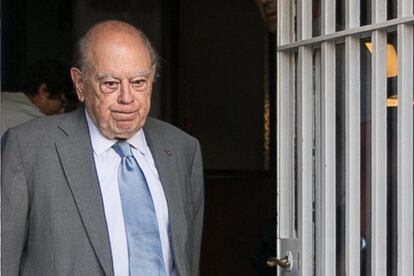 El expresidente catalàn, Jordi Pujol, saliendo de su casa.