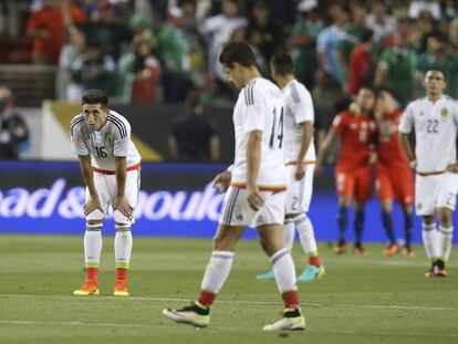 Los jugadores mexicanos lamentan la derrota contra Chile