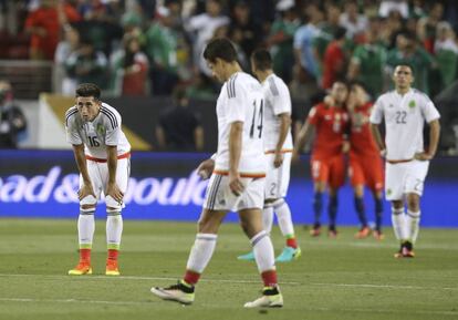 Los jugadores mexicanos lamentan la derrota contra Chile
