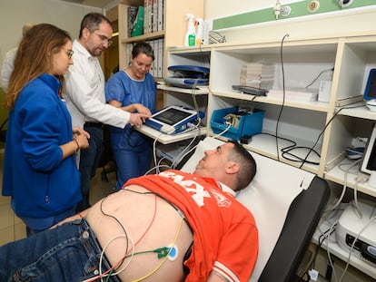 El cardiólogo José María Tolosana y su equipo atienden a David Andújar, uno de los pacientes que ha participado en un ensayo del Hospital Clínic para validar un nuevo dispositivo de marcapasos y DAI.