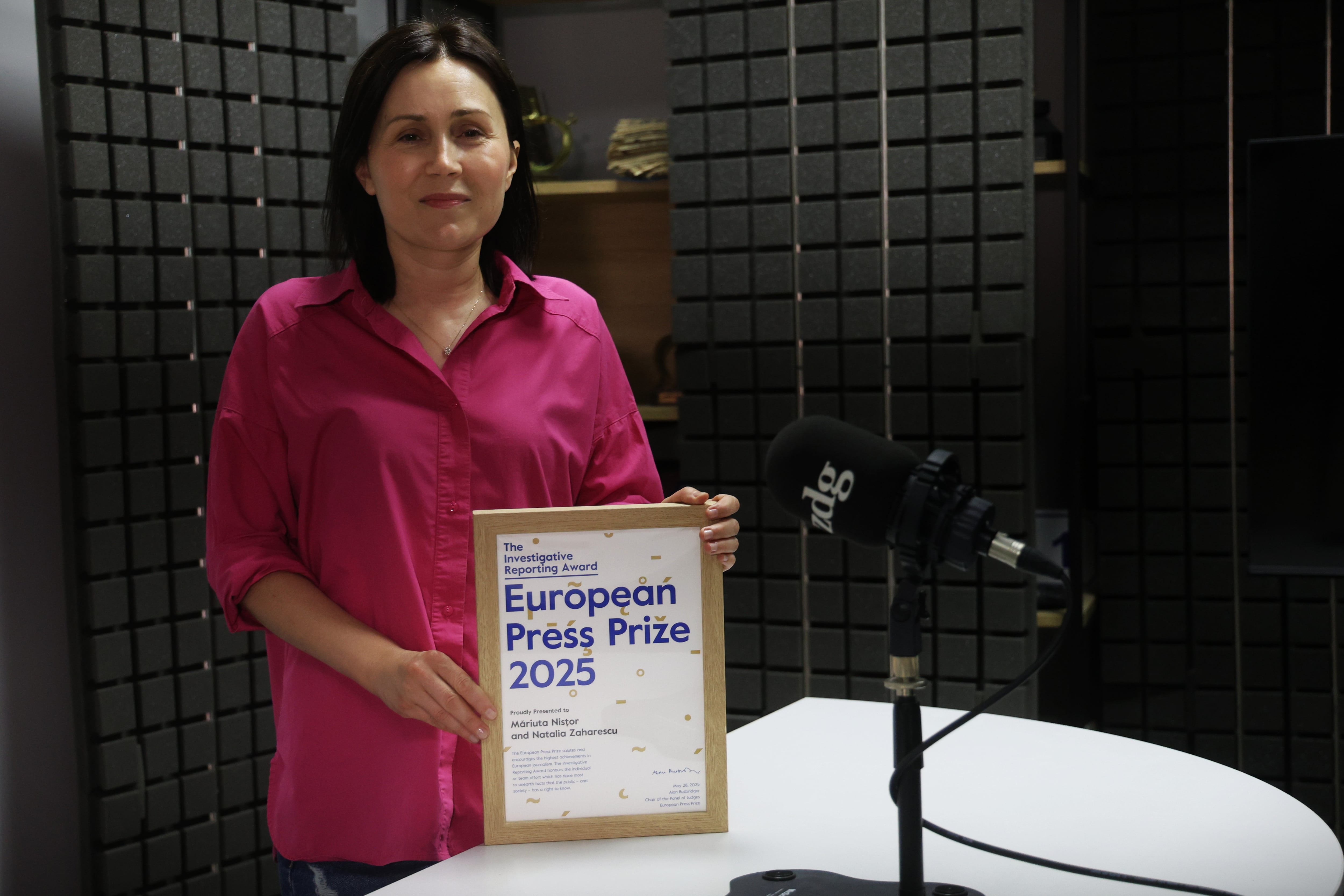 Natalia Zaharescu muestra el premio que recibió junto a otra compañera de la UE en 2025 por sus investigaciones de las injerencias rusas.